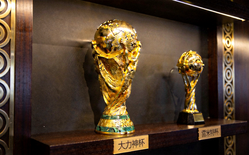历届世界杯奖杯陈列墙，金色大力神杯与雷米特杯并肩闪耀